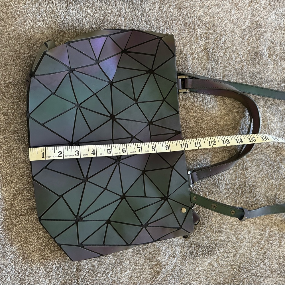 Lovevook crossbody geometric iridescent. NWOT - Picture 5 of 5